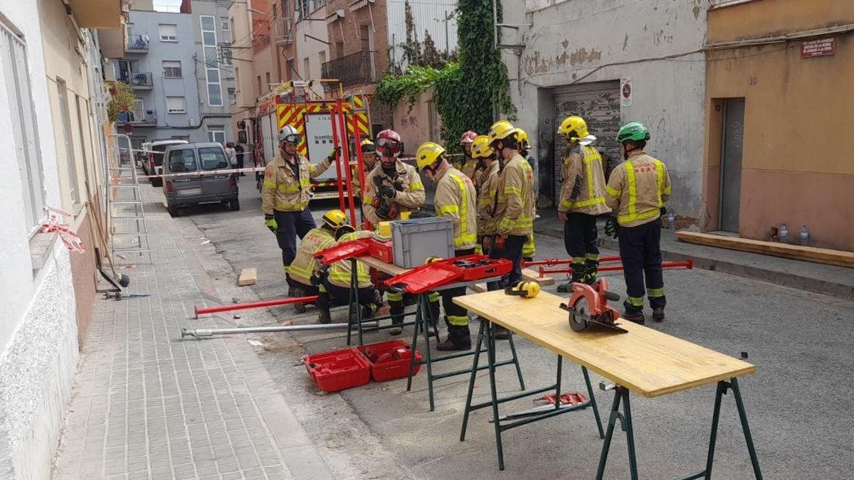 Labores de los bomberos tras derrumbarse parte de un techo en un domicilio del barrio de Ca n'Oriac, en Sabadell.