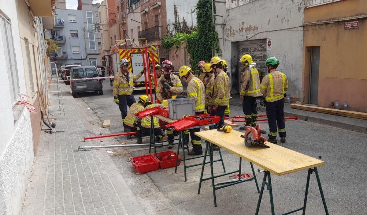 Labores de los bomberos tras derrumbarse parte de un techo en un domicilio del barrio de Ca n'Oriac, en Sabadell.