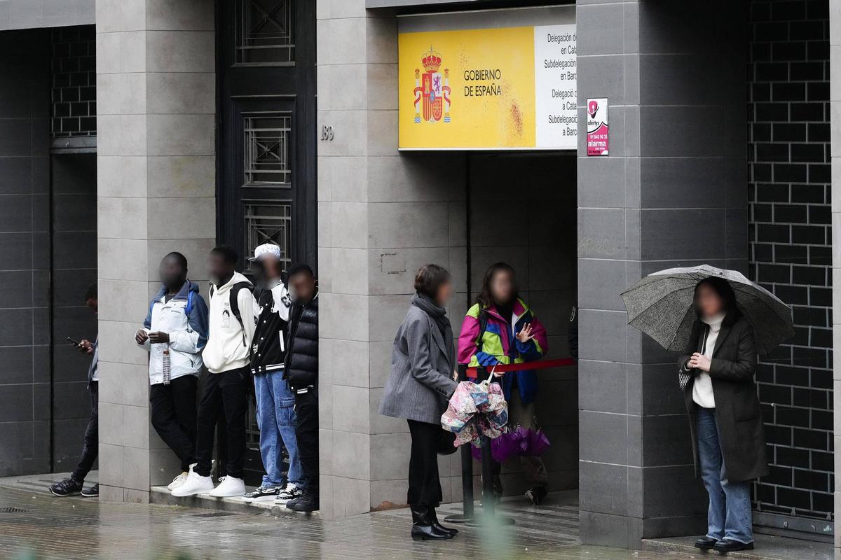 Imagen de personas ante las oficinas de extranjería de Barcelona