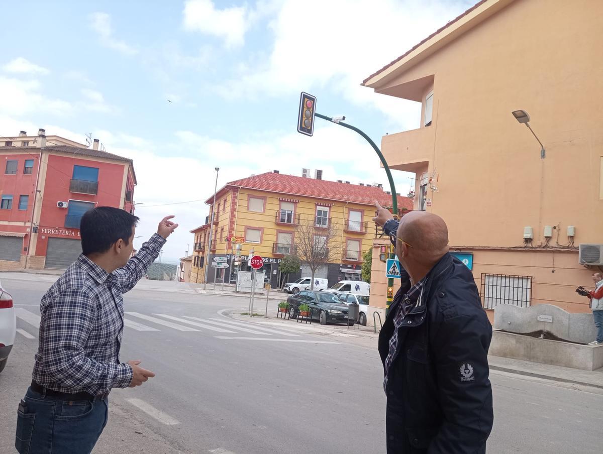 Rafael García y David Ruiz señalan el lugar en el que irá una de las cámaras en Rute.