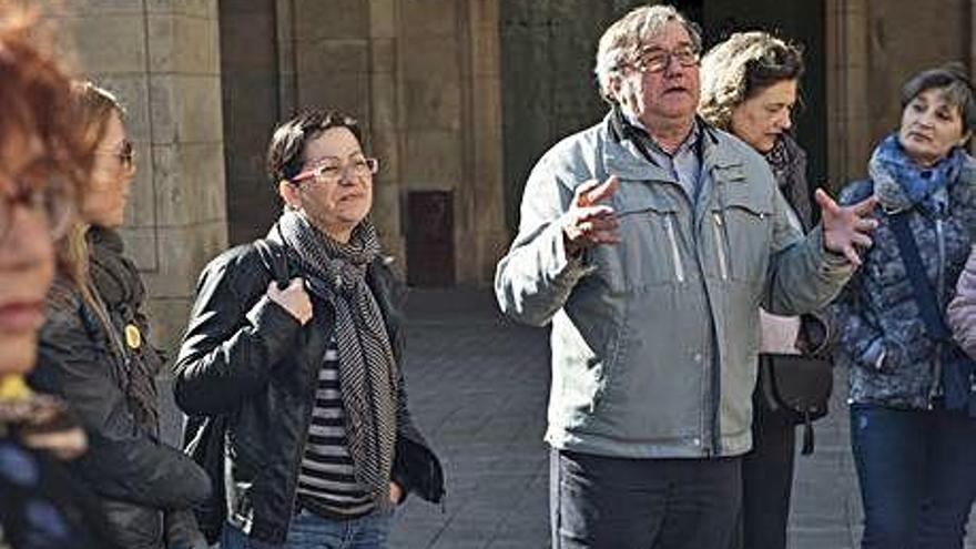 Francesc Comas fent una visita guiada a Manresa