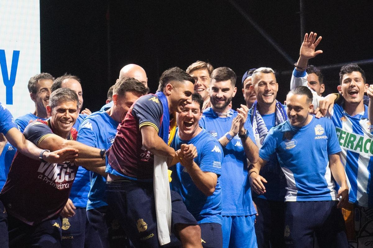 Así fue la llegada del Deportivo a Riazor: apoteosis en la explanada Así fue la llegada del Deportivo a Riazor: apoteosis en la explanada