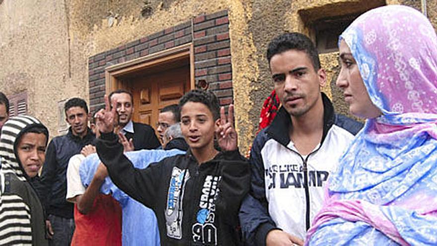 Un grupo de activistas saharauis durante las manifestaciones de apoyo a Aminatu Haidar. i LA PROVINCIA / DLP