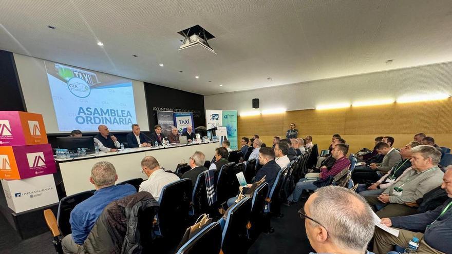 El Consell ultima un nuevo decreto para apuntalar la superviviencia de los taxistas