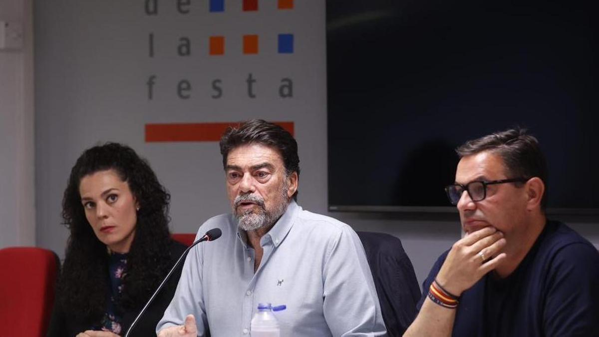 El alcalde de Alicante, Luis Barcala, en una asamblea extraordinaria convocada a las puertas de las Hogueras 2026.