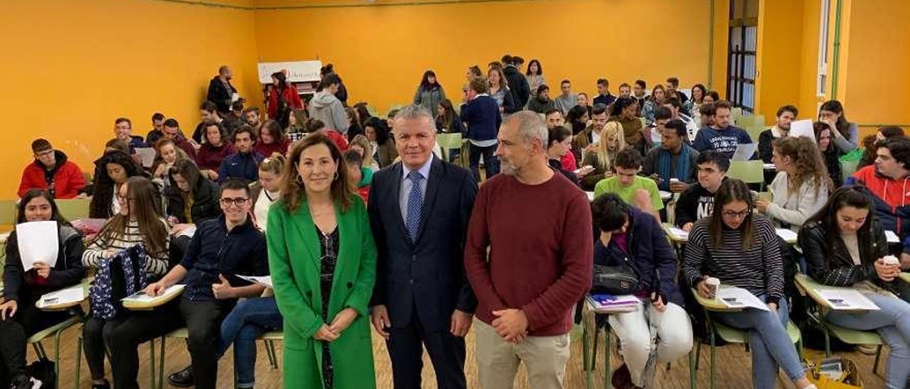 Por la izquierda, Belen Noval, jefa del departamento de Formación y Orientación del Instituto Juan de Villanueva; Belarmino Feito y el director del centro, Sergio Álvarez, delante de los alumnos.