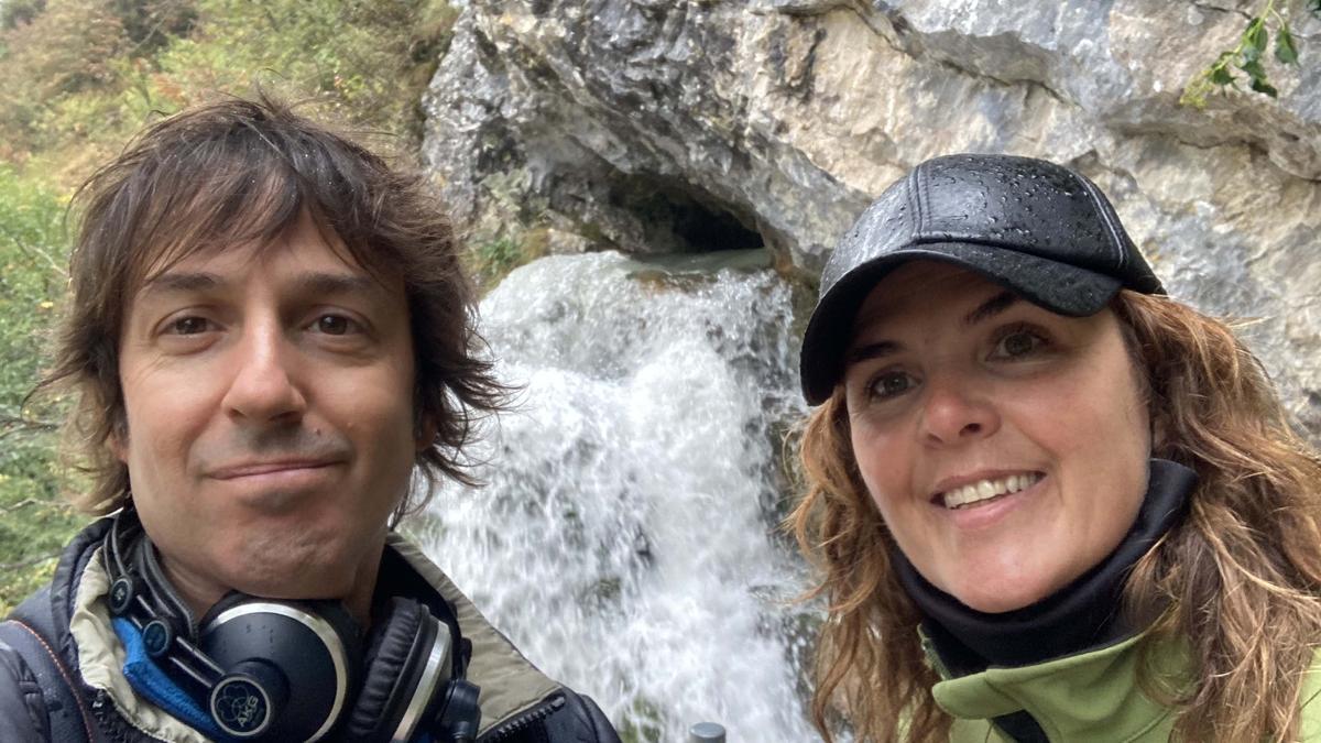 Alex García junto a la directora de la Cueva de Güixas, Yolanda Palomo, durante la grabación en la cueva.