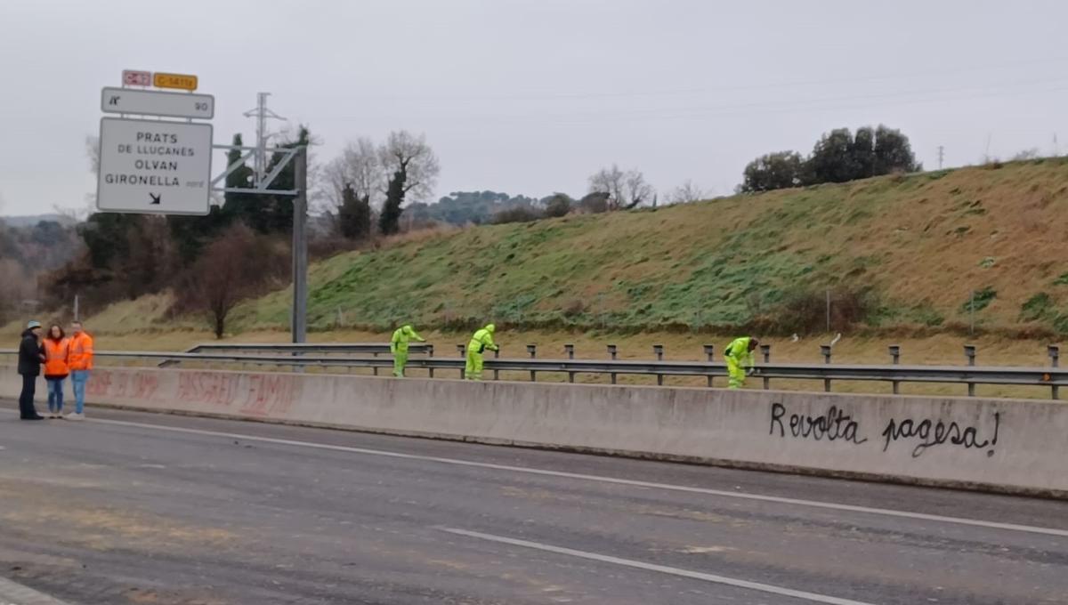 Tasques de neteja i reparació dels danys a l'autovia C-16 on es van concentrar els pagesos