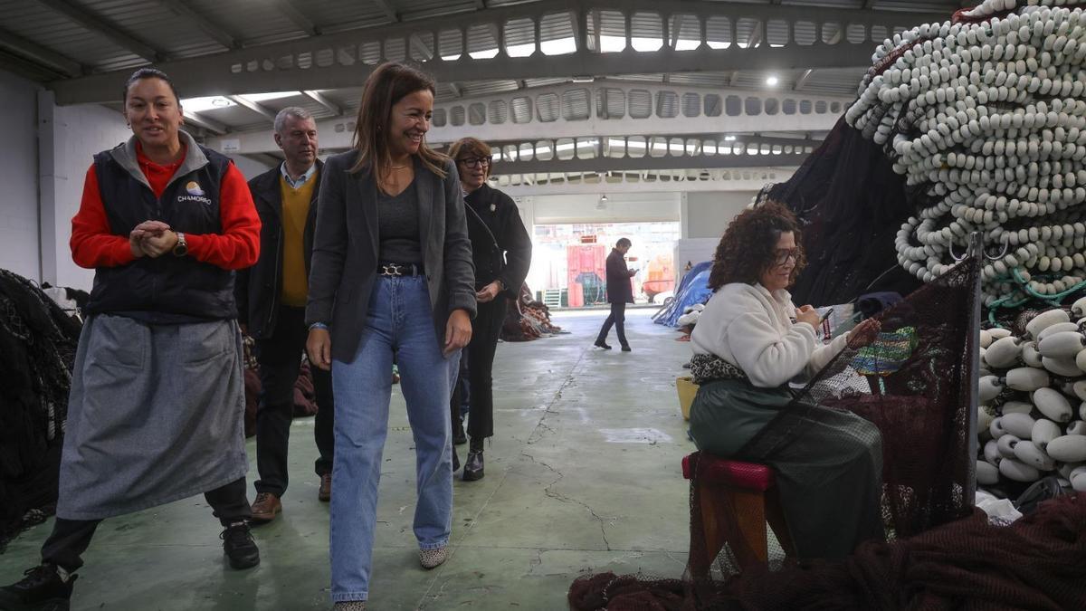 Marta Villaverde, no centro, durante a súa visita a Porto do Son.