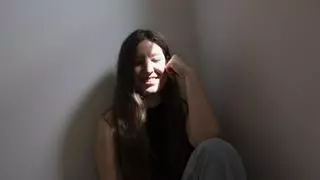 Laura C. Vela, escritora y fotógrafa: "No hay desenlace para el trauma, vives con él toda tu vida"