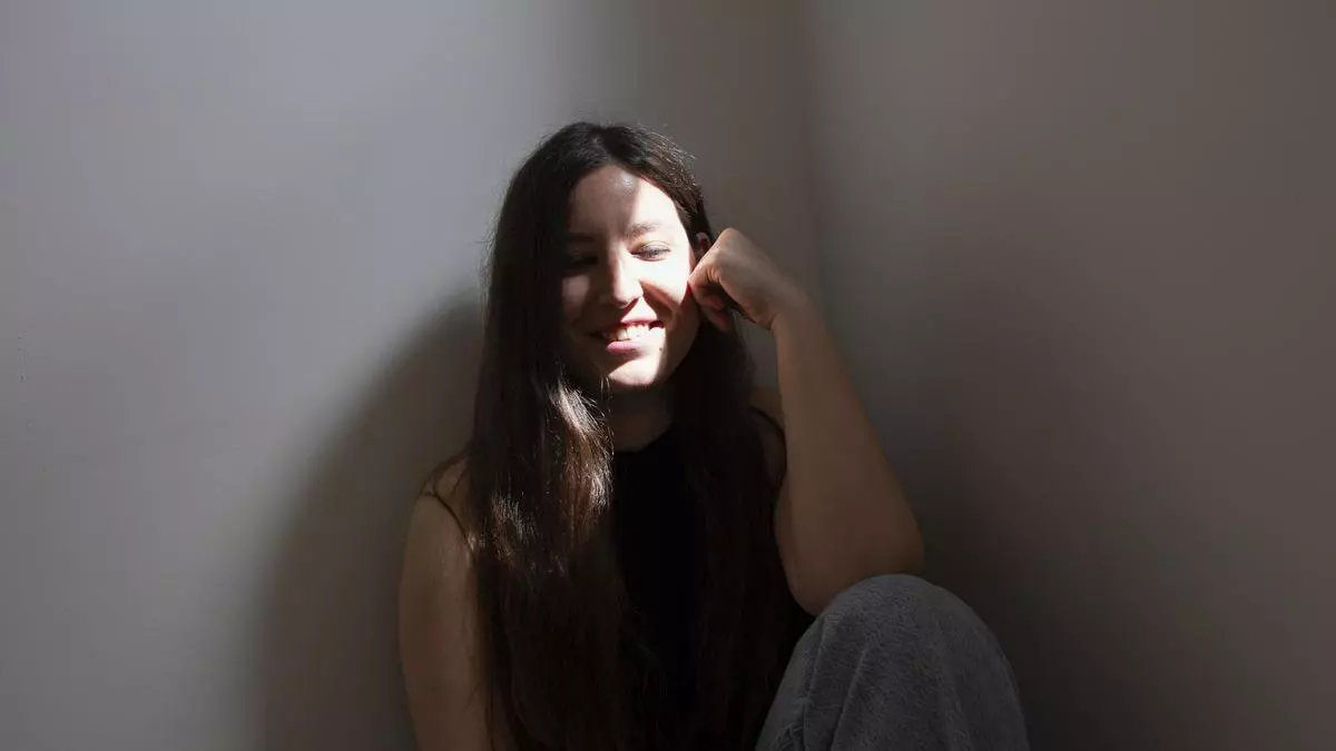 Laura C. Vela, escritora y fotógrafa: "No hay desenlace para el trauma, vives con él toda tu vida"