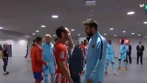 Piqué, junto a Juanfran antes del partido