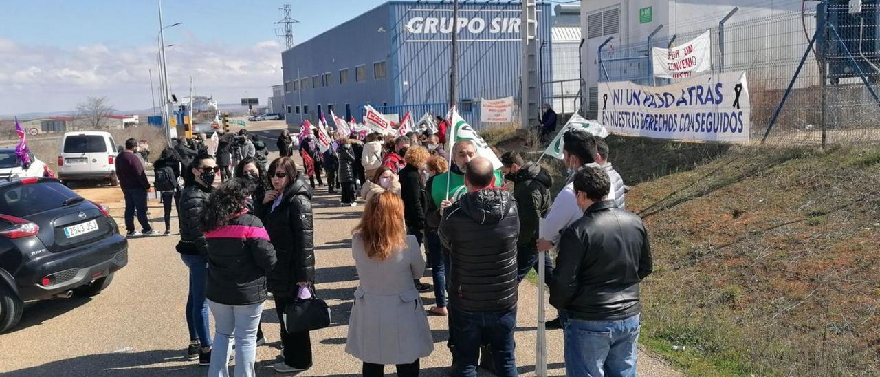 Trabajadores de la fábrica de Siro en Toro, en uno de los paros celebrados en los últimos meses. | M. J. C.