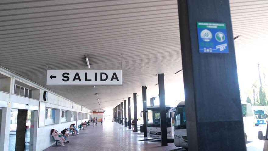 Un perro policía olfatea én un control aleatorio una maleta con droga en la Estación de Autobuses de Elche