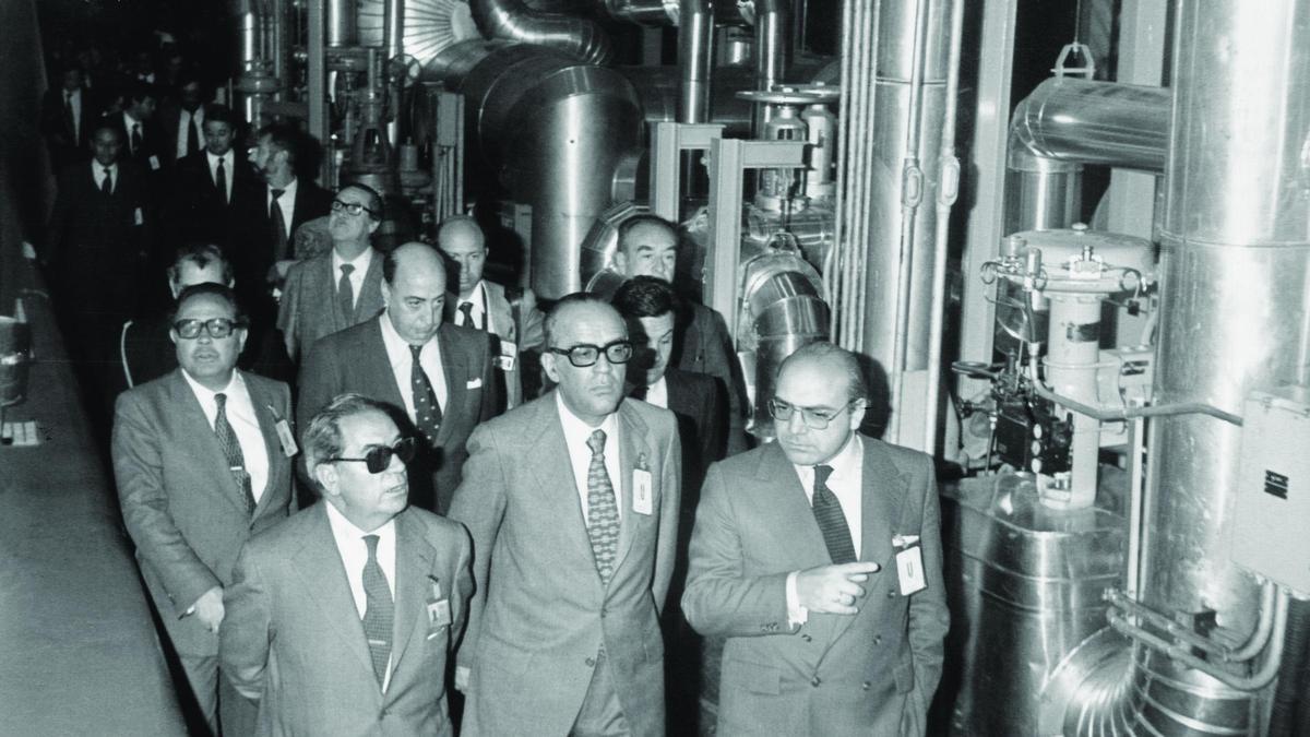 Leopoldo Calvo Sotelo, presidente del Gobierno, acude a inaugur la CNA en 1981. En la imagen, recorrido de las autoridades por la sala de turbinas el 30 de marzo.