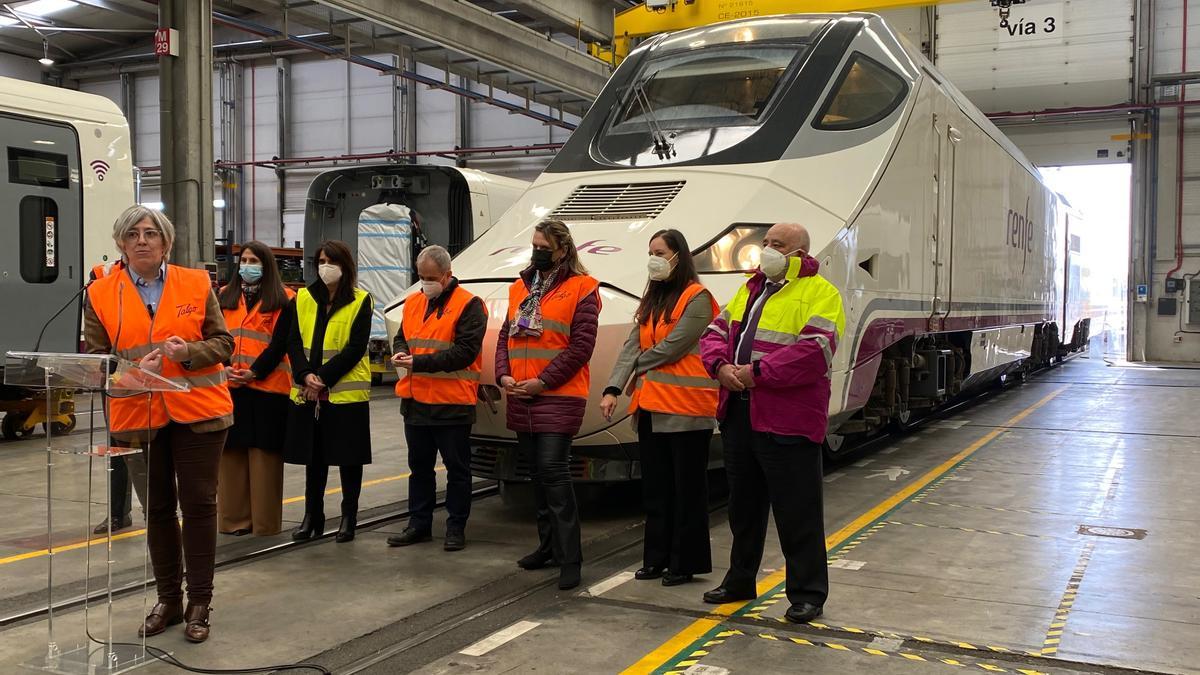 Iglesias atiende a los medios, esta mañana, durante su visita para conocer los trenes S-730.