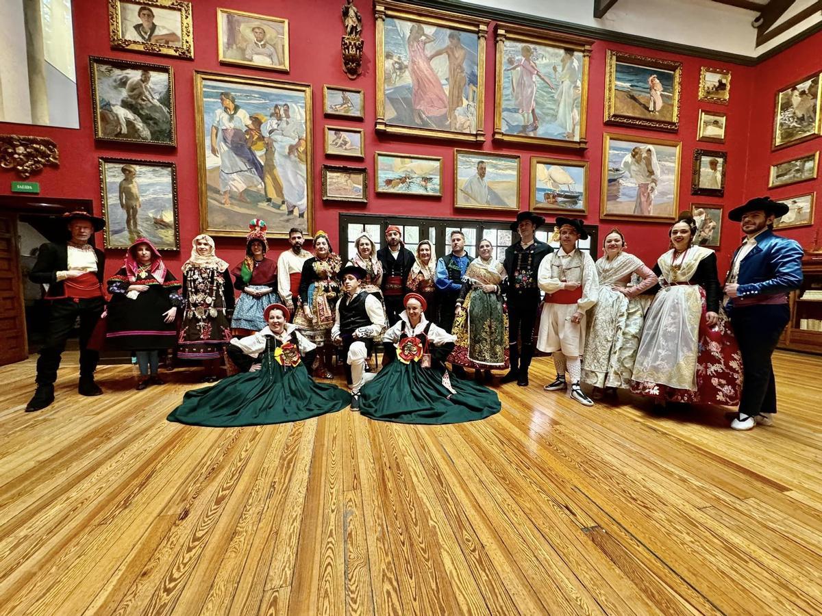 Foto de familia de todos los participantes en una de las salas más emblemáticas del Museo Sorolla