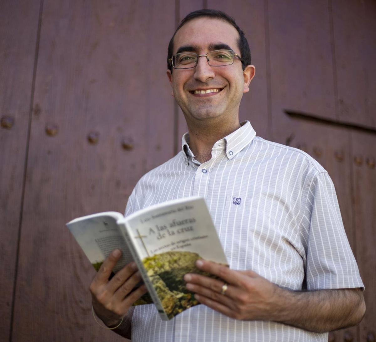 Luis Santamaría, con su nuevo libro sobre sectas en las manos. | Jose Luis Leal