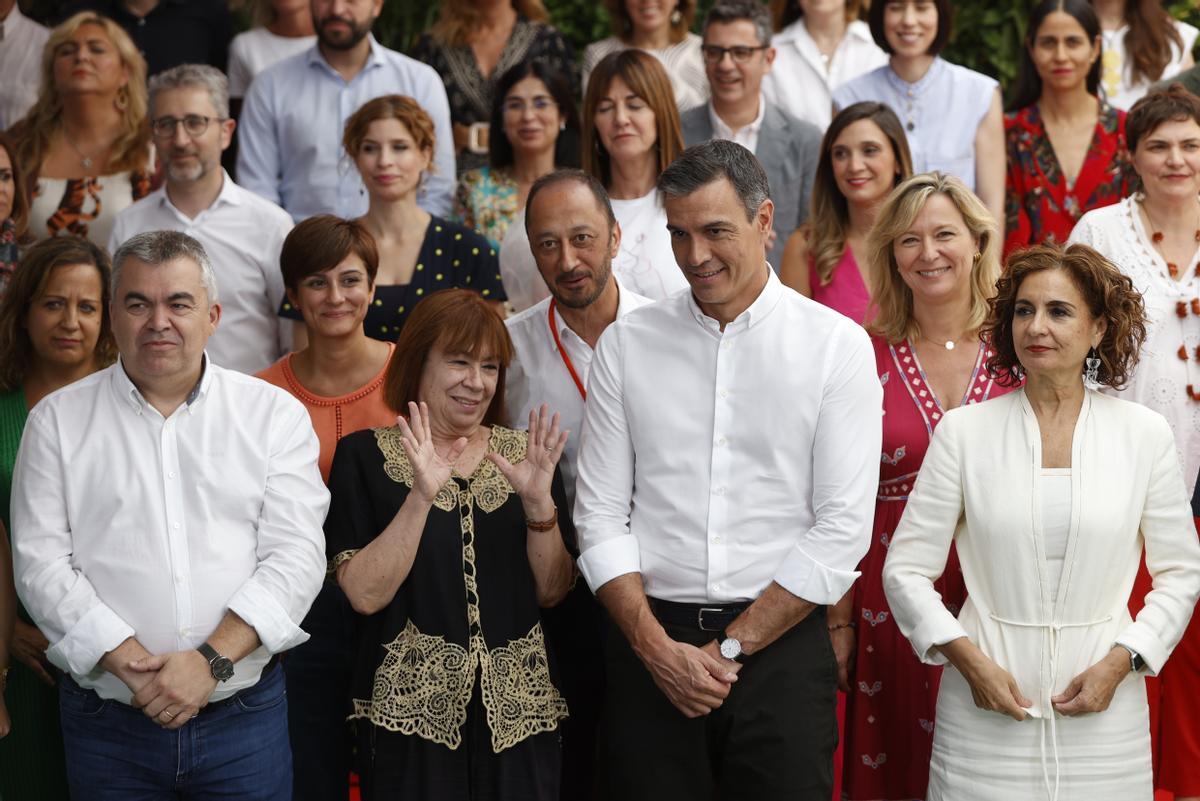 El presidente del Gobierno, Pedro Sánchez (c) junto a la presidenta del PSOE, Cristina Narbona (2i); la ministra de Hacienda y vicesecretaria general del PSOE, María Jesús Montero (d), y el secretario de Organización, Santos Cerdán (i), posan para la foto de familia durante el Comité Federal extraordinario del PSOE que se celebra este sábado en la sede del partido.