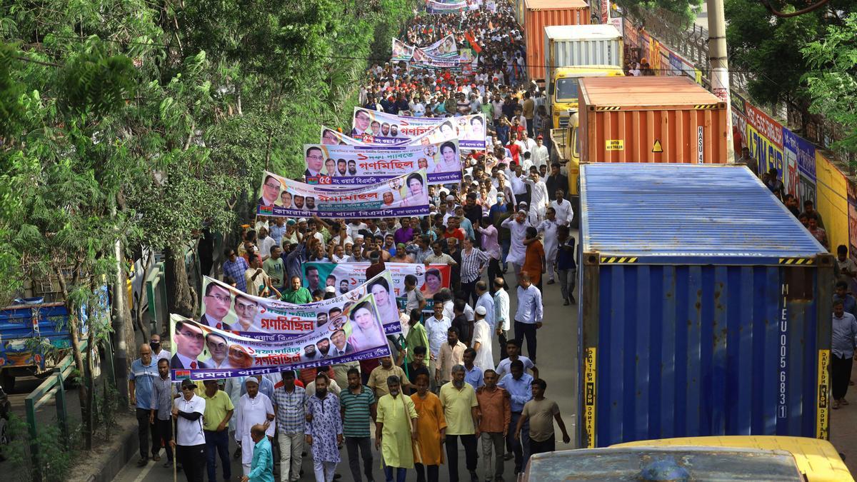 Archivo - Seguidores del Partido Nacionalista de Bangladesh (BNP) salen a la calle para exigir la dimisión de la primera ministra, Sheij Hasina, durante las protestas.