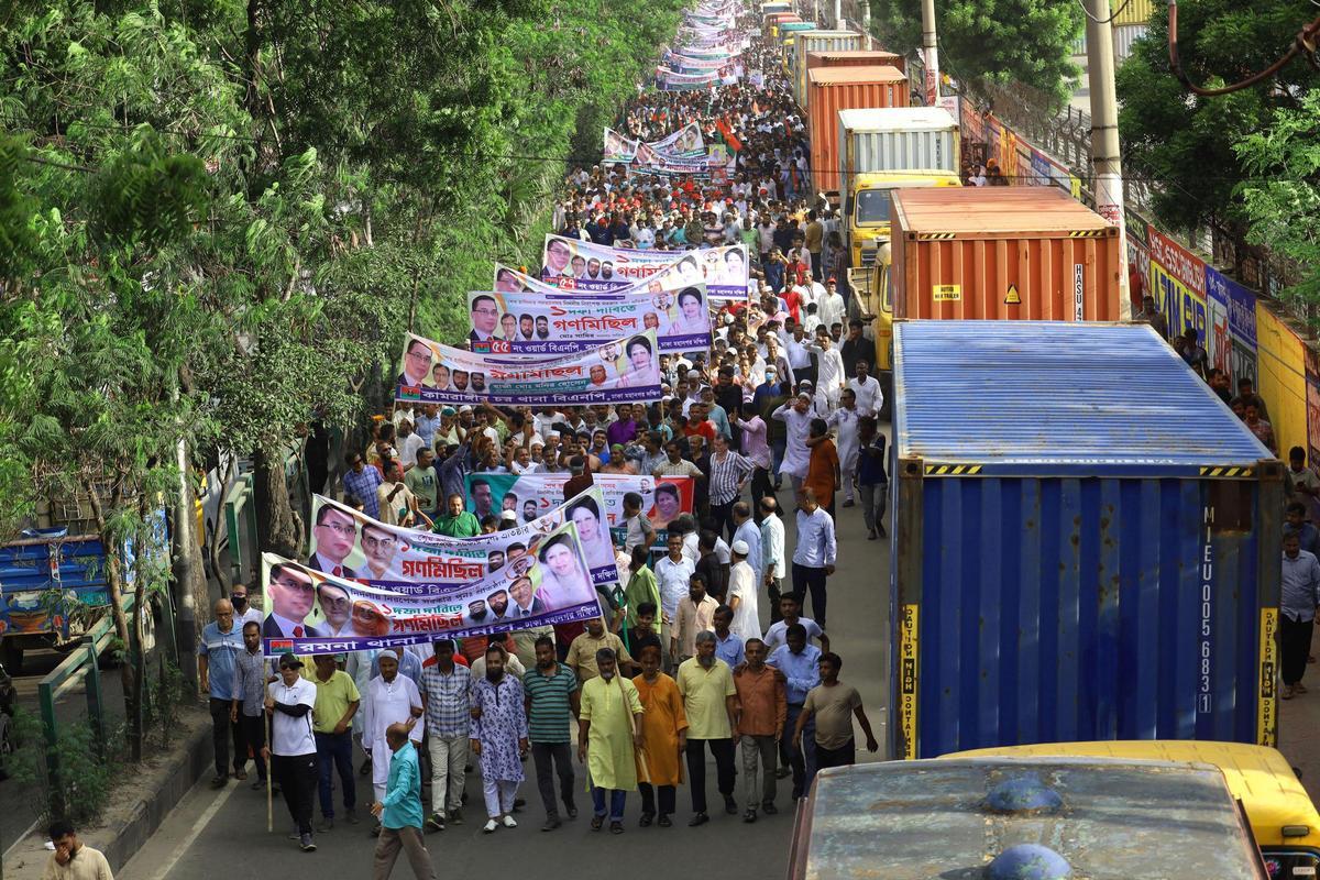 Archivo - Seguidores del Partido Nacionalista de Bangladesh (BNP) salen a la calle para exigir la dimisión de la primera ministra, Sheij Hasina, durante las protestas.
