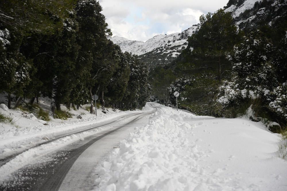 Schnee im Mallorca-Gebirge verursacht Staus