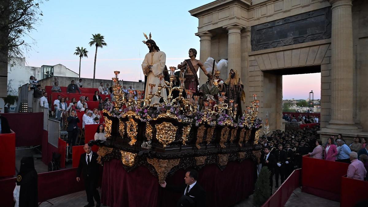 Misterio de la hermandad del Amor entrando en carrera oficial, en el Domingo de Ramos de 2023.