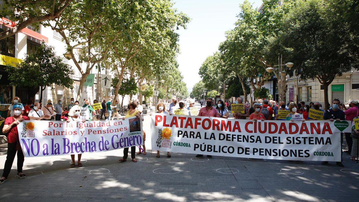 Protesta para reivindicar la subida de las pensiones en el bulevar del Gran Capitán.