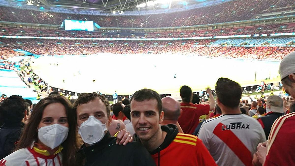 Cecilia Díaz, Alejandro Terrón y Álvaro Ornia, en Wembley. 