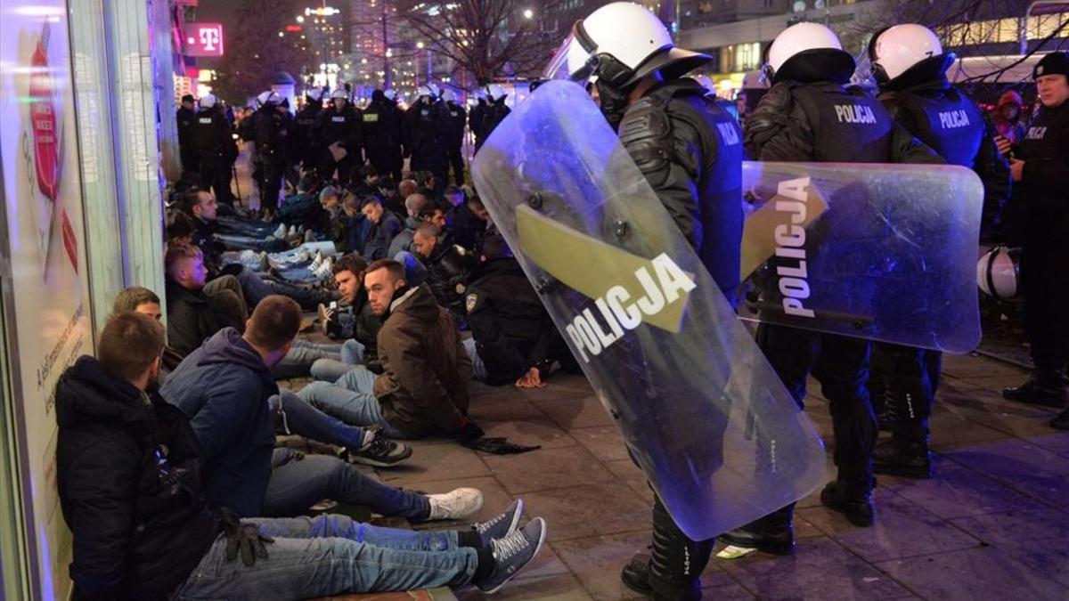 Grupo de hooligans detenidos por la policía