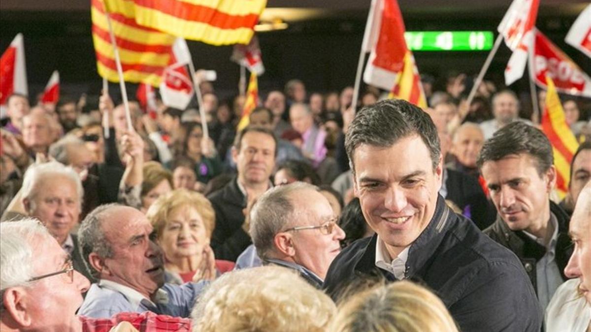 Sánchez saludo a los simpatizantes al final de un mitin en Zaragoza, ayer.