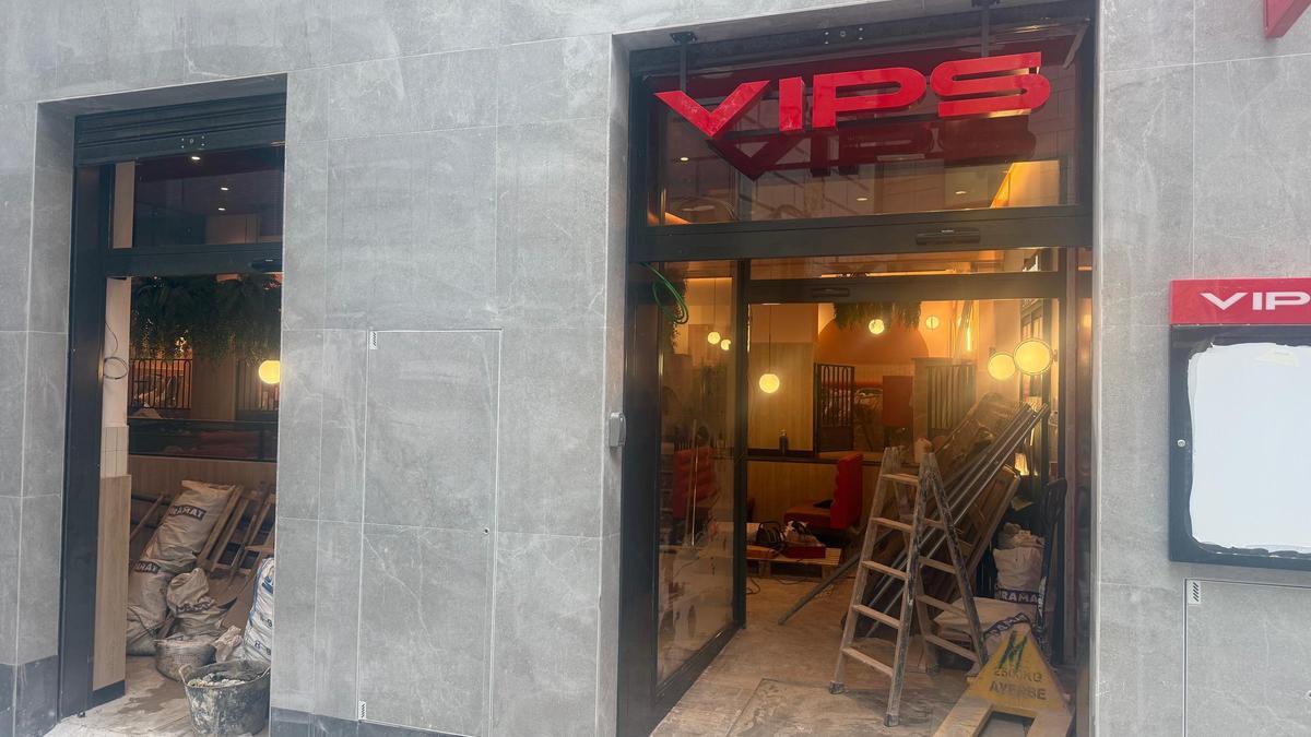 Vips aterriza en el centro de la capital extremeña.