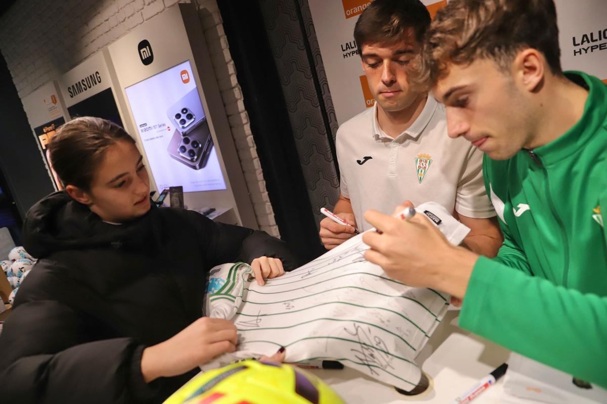 La firma de autógrafos de Iker Álvarez y Mikel Goti, en imágenes