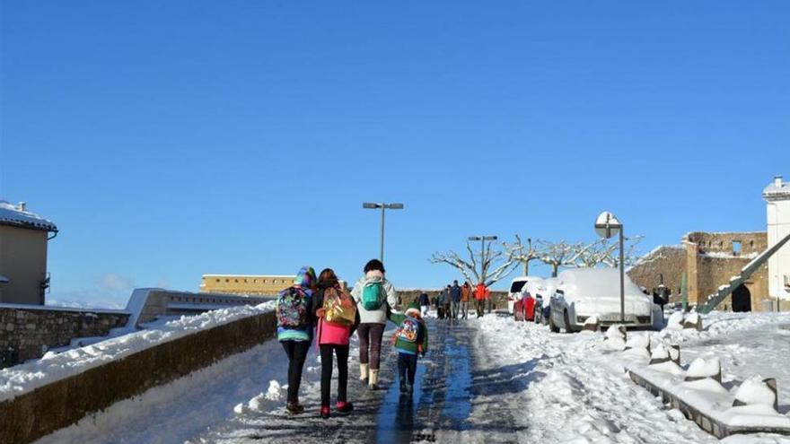 El hielo y el frío complican el día a día en el interior de Castellón y amenazan los cultivos