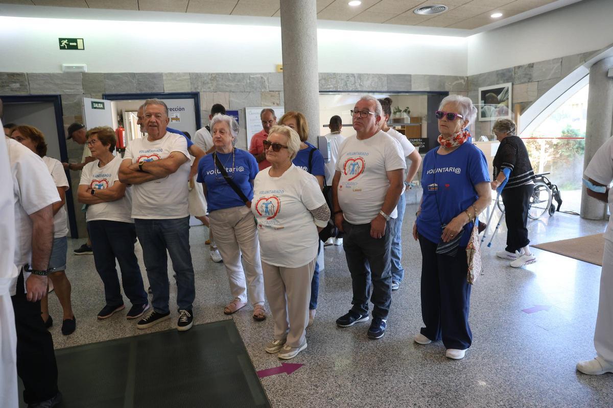 Voluntarios de la asociación cultural O Castro, durante la presentación.