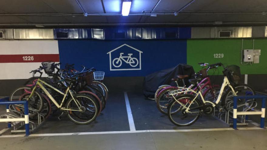 Die Flächen für die Fahrräder in den Tiefgaragen sind durch ein blaues Symbol gekennzeichnet.
