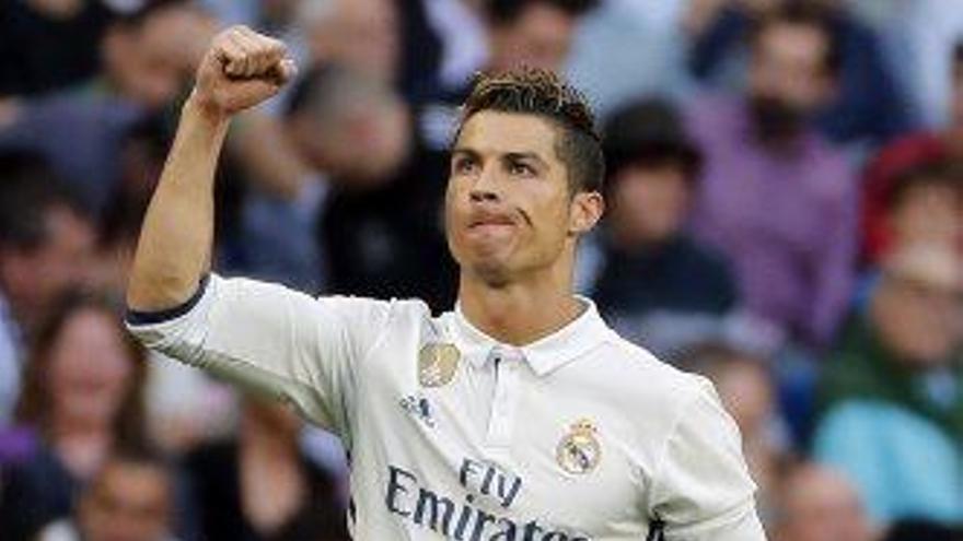Cristiano Ronaldo celebra un dels dos gols que va anotar ahir