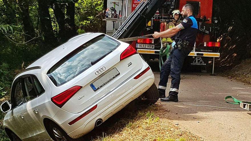 Rescatan un coche que cayó por un desnivel en San Miguel de Lillo
