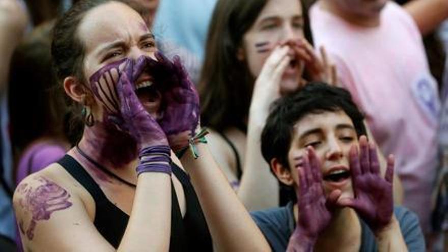 Un grupo de mujeres protesta en Madrid por la sentencia de la violación grupal de los sanfermines.