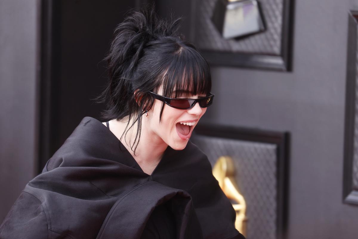 Billie Eilish apostó por un vestido negro con unas formas espectaculares.