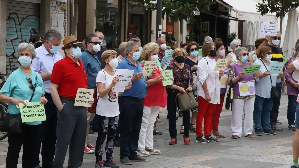 Decenas de personas en la protesta por la situación de los centros cívicos ante las puertas del Consistorio.