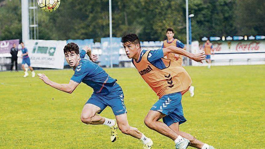 Nacho López y Juan Steven corren a por un balón en el entrenamiento de ayer.