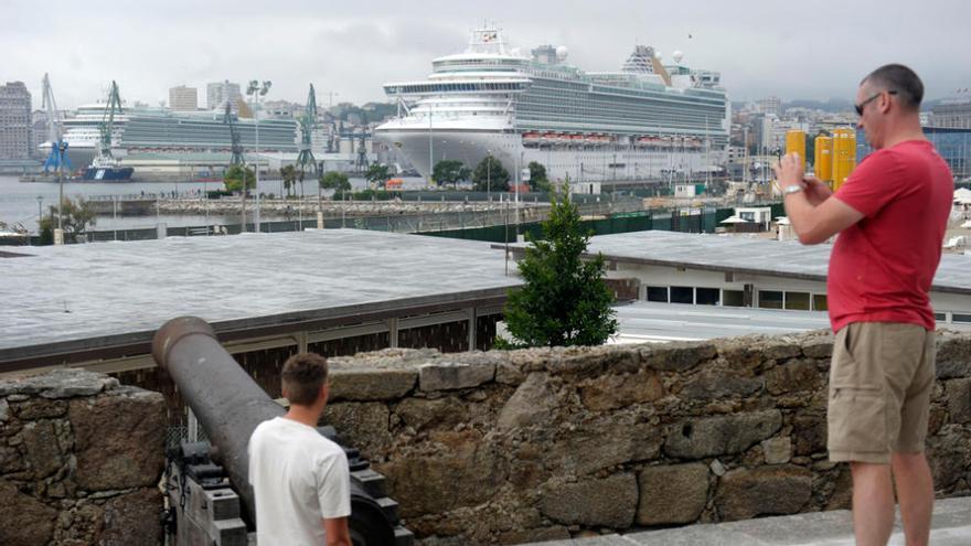 Escala de los buques &#039;Azura&#039; y &#039;Ventura&#039; en A Coruña. / V.Echave