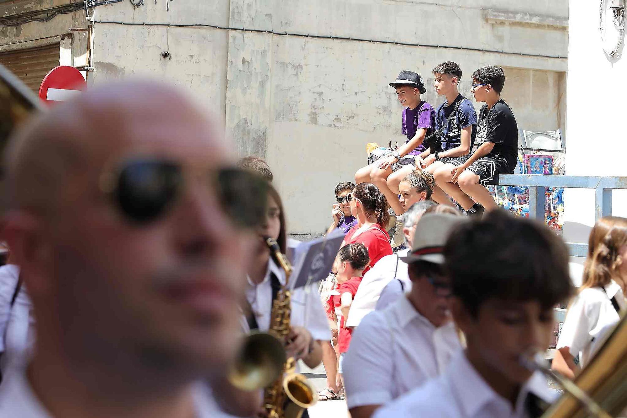 El Grau da inicio a las fiestas de Sant Pere con pólvora, bous y música