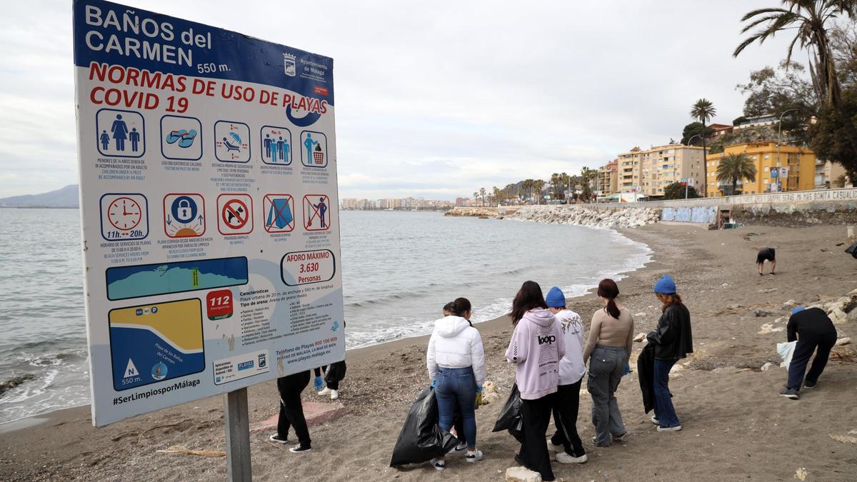 Limpieza de la playa Baños del Carmen con alumnado del IES Ben Gabirol de Málaga.