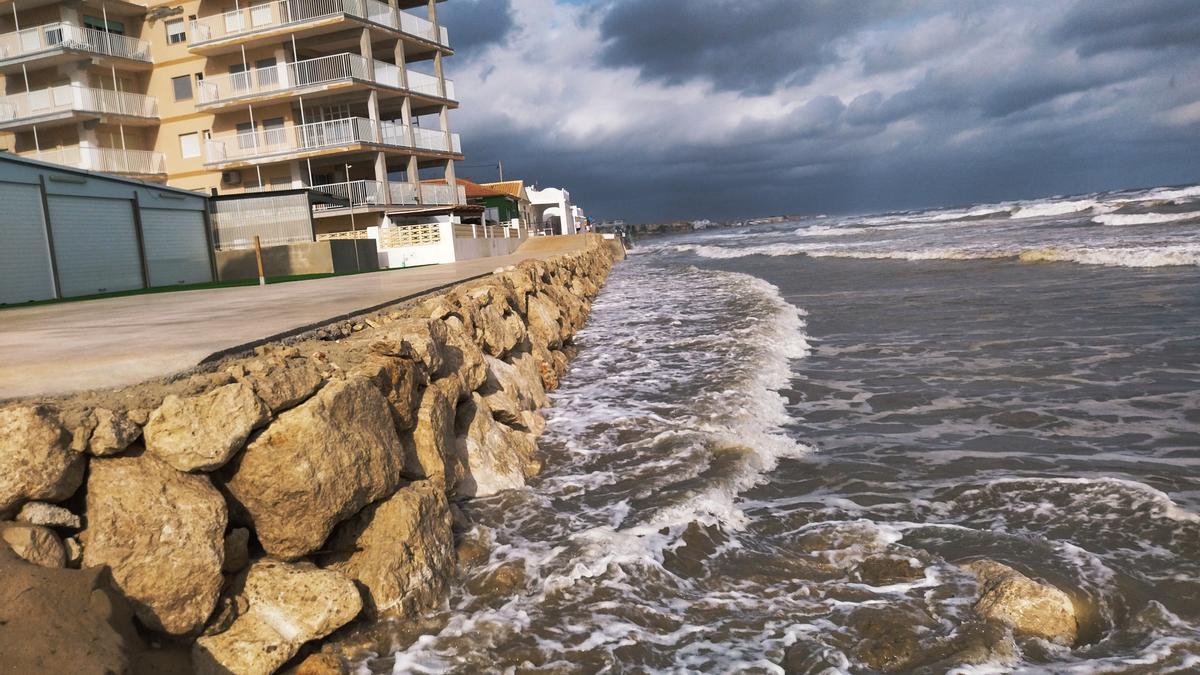 Imagen tomada esta mañana de la desaparecida playa de les Deveses