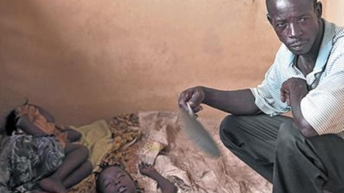 Ibrahim Sorie observa a sus hijos en un centro d tratamiento del ébola situado en Liberia.