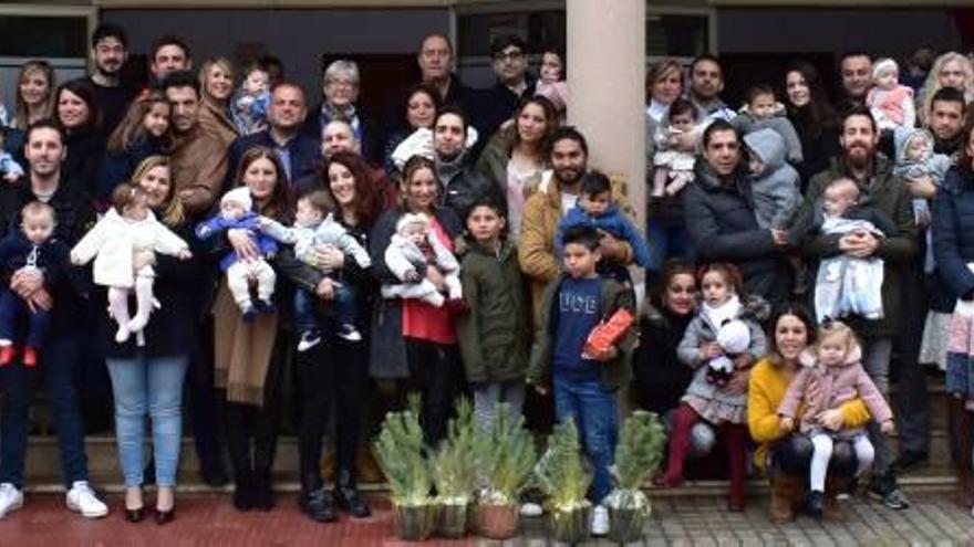 Familias con los recién nacidos durante el año 2018, el domingo pasado a las puertas de la Casa de la Cultura de l&#039;Alcúdia de Crespins.