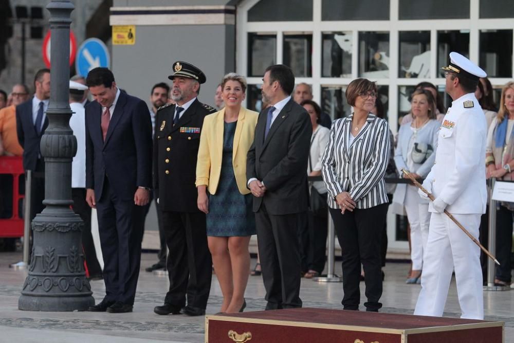 Honores a la bandera en el puerto