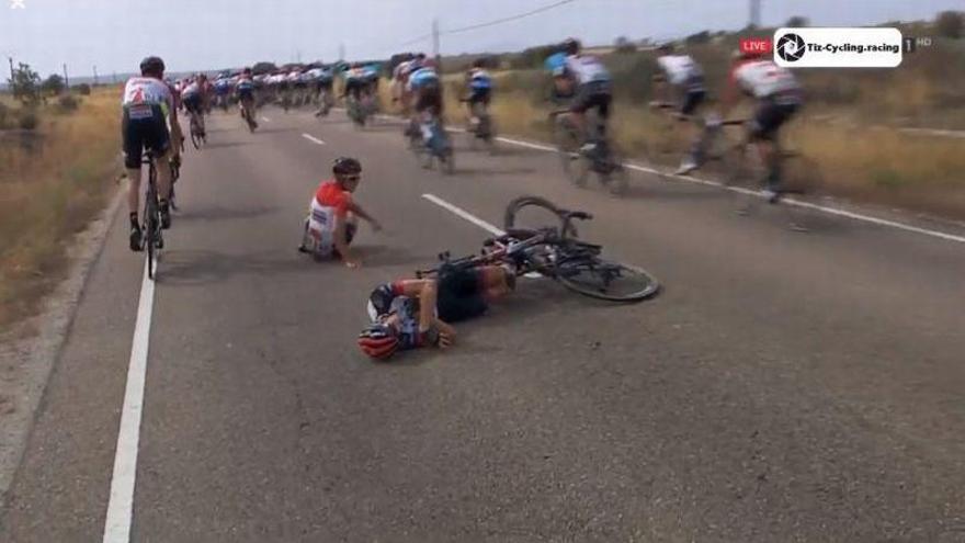 Una grave caída golpea el corazón de la Vuelta a España